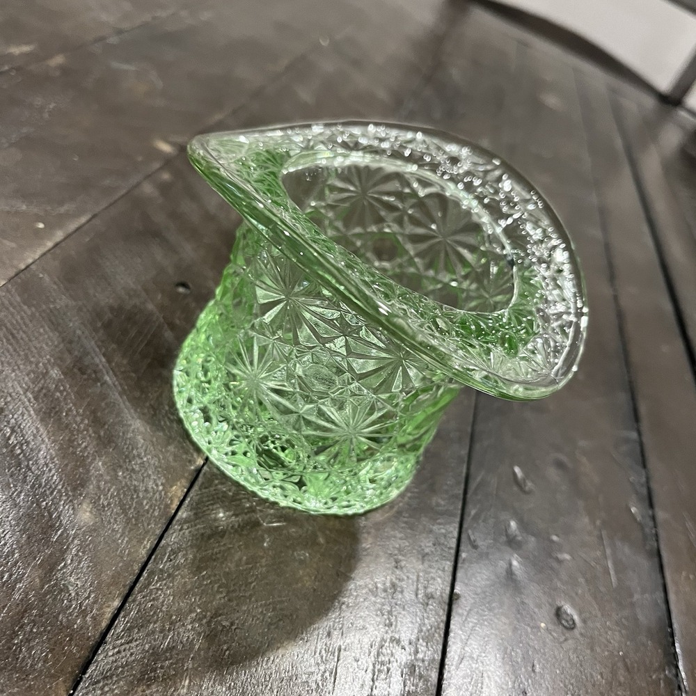 L.E. Smith Daisy & Button Light Green Top Hat Glass No Glow